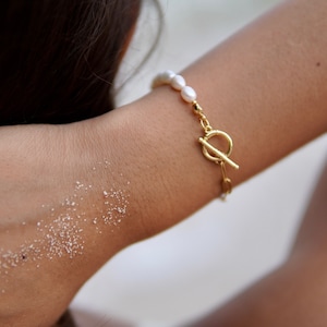 FeriaStudio | Pulsera de perlas artesanal "Luna" – perlas de agua dulce, cadena de eslabones asimétrica, mitad-mitad, baño de oro francés