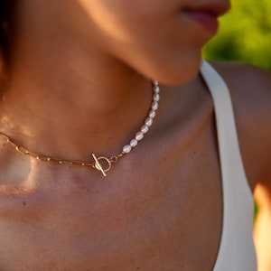 FeriaStudio | Collar de perlas artesanal "Luna" - perlas de agua dulce, cadena de eslabones, asimétrico, mitad-mitad, bañado en oro o plata