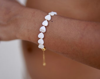 FeriaStudio | Handmade heart pearl bracelet Corazones - shell pearls, heart, mother of pearl, white, yellow, gold, stainless steel or sterling silver