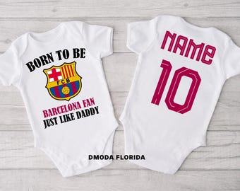 カスタマイズBorn To Be Barcelonaベビーボディスーツ、バルセロナファン、クリスマスプレゼント、彼へのプレゼント、ベビーシャワープレゼント、彼女へのプレゼント、誕生日プレゼント、