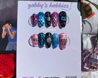 Disco Kiss nails pink and blue