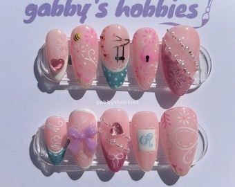 Uñas de encaje rosa y azul