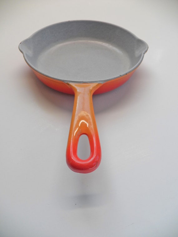 Le Creuset 24 Skillet, Red Enamel Cast Iron Frying Pan, Flame Orange Le  Creuset Made in France, Cast Iron Cooking Pan Gift for Cook 