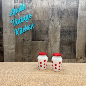 ファイヤーキング　ポルカドットグリスジャーとソルトアンドペッパー Fire King Red Dots Salt and Pepper - Etsy