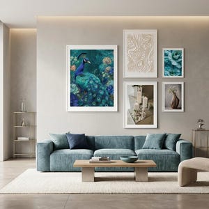 Può includere: Un soggiorno moderno con un divano verde acqua, un tappeto chiaro e un tavolino in legno. Sopra il divano, opere d'arte incorniciate, tra cui un dipinto di pavone, disegni astratti e stampe floreali.