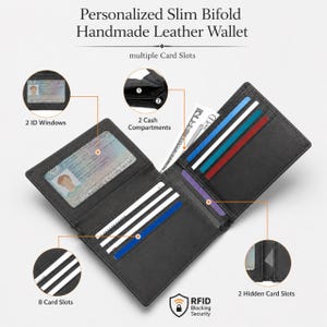 K&ouml;nnte beinhalten: Ein schwarzes Leder-Bifold-Portemonnaie mit mehreren Kartenf&auml;chern, zwei Sichtfenstern, zwei Geldscheinf&auml;chern und zwei versteckten Kartenf&auml;chern. Das Portemonnaie bietet RFID-Schutz und ist als Personalized Slim Bifold Handmade Leather Wallet beschriftet.