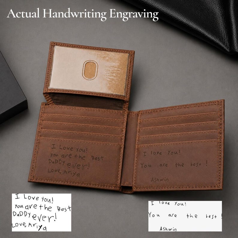 K&ouml;nnte beinhalten: Ein braunes Leder-Bifold-Portemonnaie mit einem transparenten Sichtfenster und mehreren Kartenf&auml;chern. Das Innere ist mit dem handschriftlichen Text "I Love you! you are the Best DaDDY ever! Love, Ariya" und "I love You! You are the best! Ashwin" graviert.