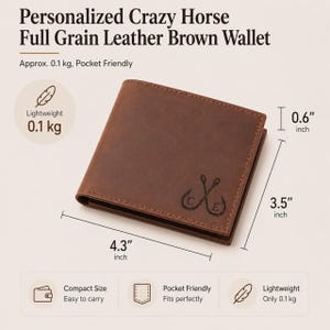 K&ouml;nnte beinhalten: Ein braunes Vollnarbenleder-Portemonnaie mit einer eingepr&auml;gten Angelhaken-Grafik und den Buchstaben C und E. Das Portemonnaie ist 4,3 Zoll breit, 3,5 Zoll hoch und 0,6 Zoll dick und wiegt 0,1 kg.