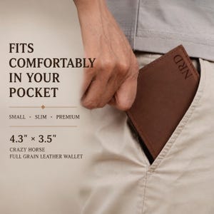 K&ouml;nnte beinhalten: Eine braune Ledergeldb&ouml;rse mit den eingepr&auml;gten Buchstaben NRD in der Ecke. Die Geldb&ouml;rse misst 10,9 cm x 8,9 cm. Der Text auf dem Bild lautet: FITS COMFORTABLY IN YOUR POCKET, SMALL, SLIM, PREMIUM, 4.3 x 3.5, CRAZY HORSE FULL GRAIN LEATHER WALLET.