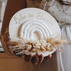 Hito de madera con arcoíris de macramé, hito del bebé "amor en la barriga", sesión de fotos de la barriguita del bebé, anuncio de embarazo