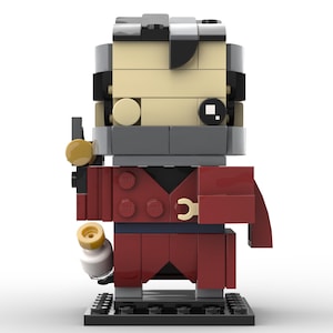 Könnte beinhalten: Eine Lego-Minifigur eines Charakters mit einem roten und schwarzen Outfit, der eine goldene Waffe und eine Flasche hält. Die Minifigur hat ein graues Gesicht mit einem schwarzen Augenklappen und einem schwarzen Haarstück.