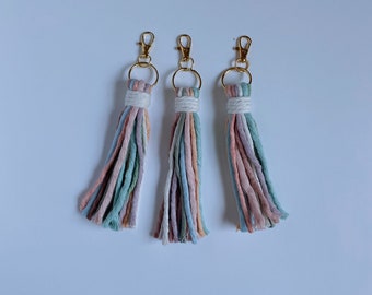 Chaveiro de borla arco-íris