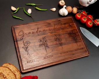 Planche à découper en noyer gravée pour grand-mère, cadeaux personnalisés pour la fête des mères, planche de charcuterie nom personnalisé petits-enfants, cadeaux de pendaison de crémaillère Nana