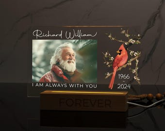 Könnte beinhalten: Ein Gedenklicht mit einem Foto eines Mannes und einem Kardinal. Das Licht trägt den Text "Richard William" und "Ich bin immer bei dir". Der Sockel des Lichts trägt den Text "FOREVER" und die Jahre "1966 - 2024".