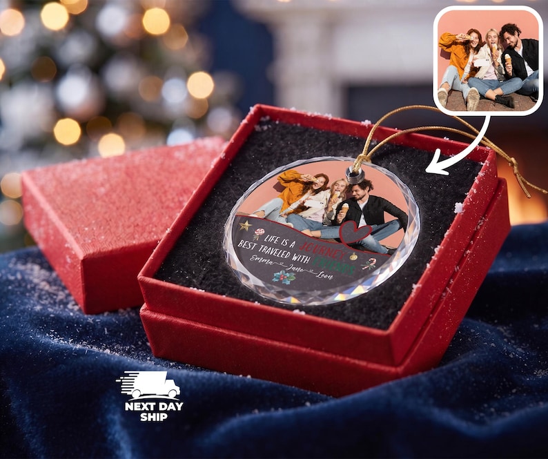 Best Friends Photo Ornament, Friends Travel Keepsake, Christmas 2025 with Besties, Friend Group Gift, Friendship Token Ornament bild 2