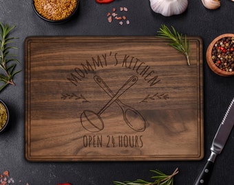 Planche de cuisine de maman, planche à découper gravée, cadeaux personnalisés pour la fête des mères, cadeau pour maman, cadeau pour femme, planche de service en bambou et noyer