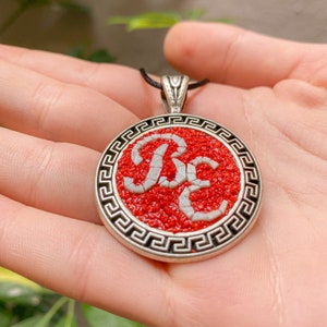 Collar de letras de micromosaico personalizado con tu pareja y tus iniciales en piedras blancas sobre piedras rojas. Collar de letras personalizado para ella.