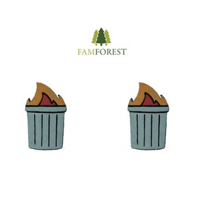 Puede incluir: Un par de pendientes con un diseño de cubo de basura con llamas. Los pendientes son de color azul claro con líneas verticales negras, un borde beige y un diseño de llama roja y naranja. De Famforest.