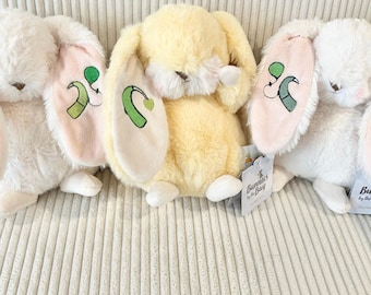 補聴器/人工内耳用パーソナライズ刺繍入り小さなニブルバニー