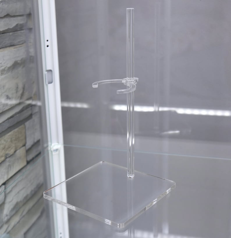 Puede incluir: Un soporte de acr&iacute;lico transparente con un solo brazo ajustable para exhibir figuras u otros objetos peque&ntilde;os.