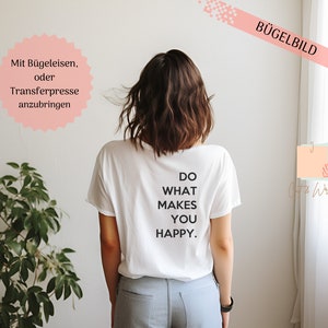 Könnte beinhalten: Ein weißes T-Shirt mit dem schwarzen Aufdruck "DO WHAT MAKES YOU HAPPY". Das Bild zeigt den Rücken einer Person, die das T-Shirt trägt. Das T-Shirt wird mit einer hellgrauen Hose kombiniert.