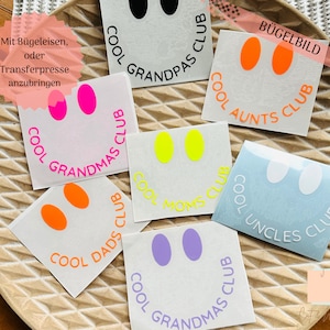 Op de afbeelding: Een verzameling opstrijkbare patches met een smiley-gezicht ontwerp en de tekst "Cool Grandpas Club", "Cool Aunts Club", "Cool Moms Club", "Cool Uncles Club", "Cool Grandmas Club", en "Cool Dads Club". De patches zijn in verschillende kleuren.