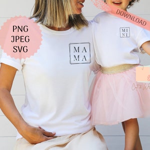 Könnte beinhalten: Zwei weiße T-Shirts mit schwarzem Text. Das größere Shirt sagt "MAMA" in einem Kasten. Das kleinere Shirt sagt "MINI" in einem Kasten. Die Person, die das größere Shirt trägt, trägt einen beigen Rock. Die Person, die das kleinere Shirt trägt, trägt einen rosa Tüllrock.