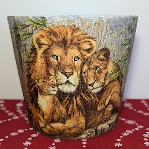 Plant pot,Ceramic pot,Pot and planter,Flower pot,Garden pot,Indoor & outdoor pot,Decoupage,Gift,Lion pot,Plant planter,Pot and saucer