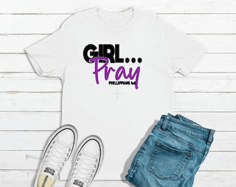Chica reza camiseta