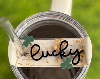 Adorno Stanley personalizado para el Día de San Patricio: Placa con nombre de trébol de la suerte