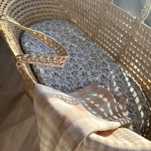 Neutral sage leaf moses basket fitted sheet for newborn - Fitted bassinet sheet for neutral baby shower gift - Stroller fitted cotton sheet
