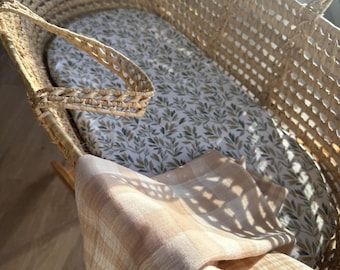 Neutral sage leaf moses basket fitted sheet for newborn - Fitted bassinet sheet for neutral baby shower gift - Stroller fitted cotton sheet