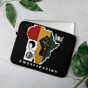 Könnte beinhalten: Schwarze Laptop-Hülle mit einer roten, gelben und grünen Karte von Afrika, einer erhobenen Faust und dem Wort "EMANCIPATION" in weißer Schrift.