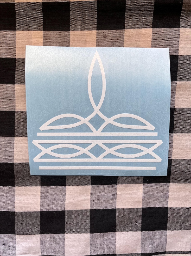 Peut inclure: Autocollant en vinyle blanc avec un motif de n&oelig;ud celtique. Le n&oelig;ud est une repr&eacute;sentation stylis&eacute;e d'un n&oelig;ud de la trinit&eacute;, symbole de foi, d'amour et d'espoir.