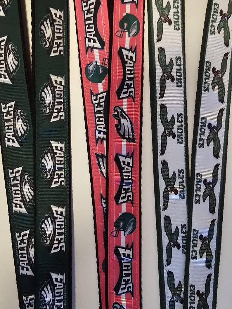 Puede incluir: Cuatro llaveros diferentes con el logotipo y el nombre del equipo de los Philadelphia Eagles. Los llaveros son verdes, rojos, blancos y negros.