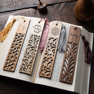 Bookmark (various models) in four types of wood, customizable, laser-cut and decorated with a pompom in the color of your choice.