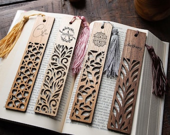 Segnalibro (vari modelli) in quattro tipi di legno, personalizzabile, tagliato al laser e decorato con un pompon del colore a scelta.
