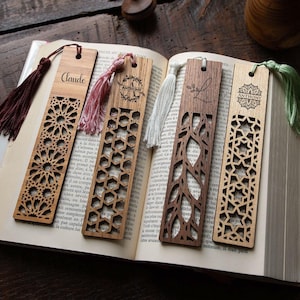 Bookmark (4 models) in four types of wood, customizable, laser-cut and decorated with a pompom in the color of your choice.