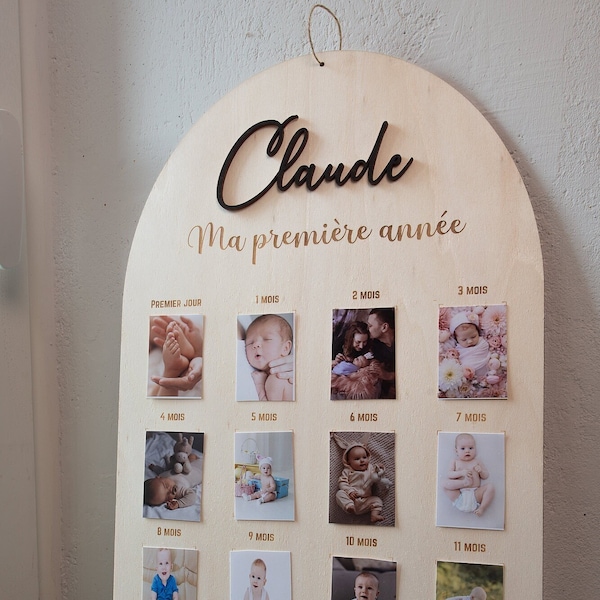 Panneau photo souvenir pour la première année de bébé. 12 ou 16 emplacements photo pour immortaliser les plus beaux moments.