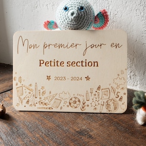 Carte en bois pour la rentrée scolaire. Personnalisable. Idéale pour immortaliser le premier jour de classe de l'enfant.