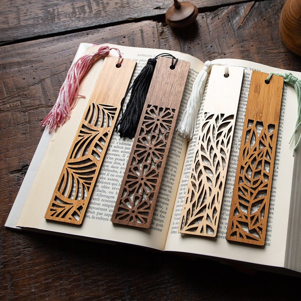 Boekenlegger (meerdere modellen) in verschillende aanpasbare houtsoorten en versierd met een pompon in kleur naar keuze.