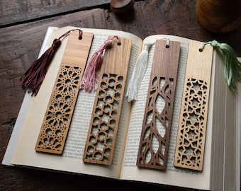 Bookmark (4 models) in four customizable wood species, laser cut and decorated with a color pompom of your choice.