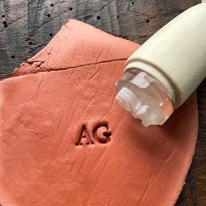 Tampon pour poterie, céramique, argile. Initiales, millésime ou sur mesure pour personnaliser vos créations en terre cuite.