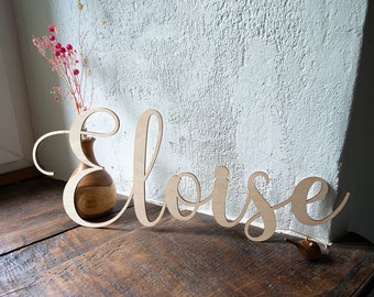 Wooden name available in four colors for wall decoration and customizable.