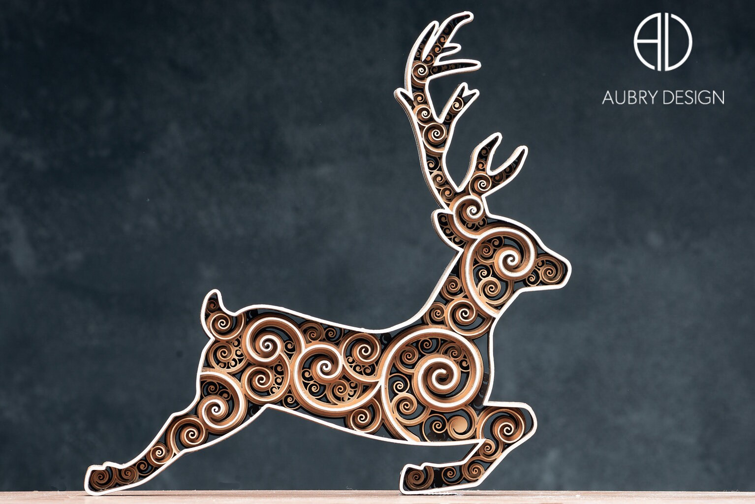 Sculpture d'un Cerf Mandala - Décoration en Bois Représentant Une Multicouches Peintes et Assemblées