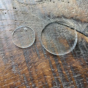 Disques en acrylique transparent, plexiglas (3mm) à partir de 20mm pour bijoux et créations. Cercles, ronds en plexiglass avec ou sans trou.
