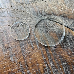 Heldere acryl plexiglas schijven (2 mm) vanaf 20 mm voor sieraden en creaties. Cirkels en ronde schijven in plexiglas met of zonder gaten.