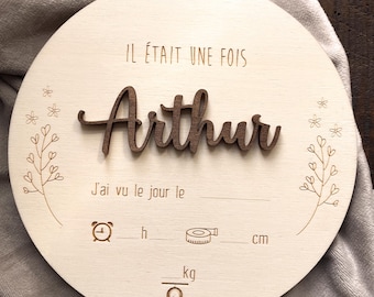 赤ちゃんの誕生を祝うカスタマイズ可能な木製ウェルカム サイン。さまざまな木材 (クルミ、ナチュラル、マホガニー、ウェンジ) からお選びいただけます。