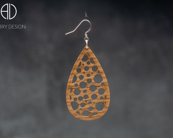 Boucle d'oreille en bois contemporaine. Crochet d'oreille léger et hypoallergénique en acier inoxydable.