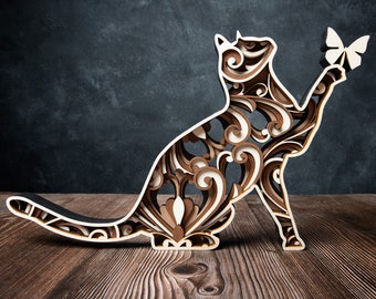 Sculpture en bois 3D d'un chat mandala qui attrape un papillon. A poser ou accrocher au mur au choix. Cadeau idéal pour tout amateur de chat